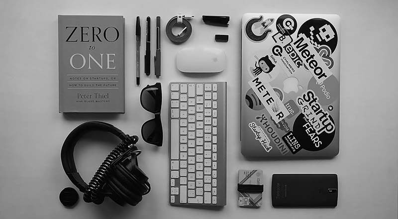 Notebook, teclado, headphones e outros equipamentos para freelancers