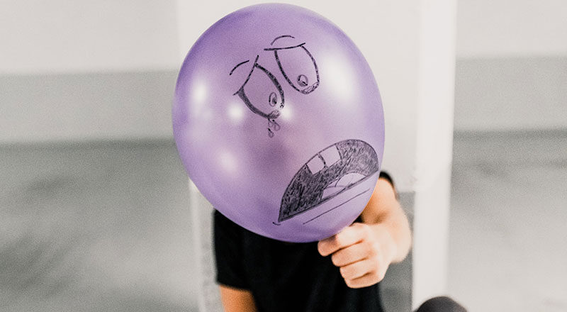 Balão com desenho de rosto triste para ilustrar erros ao conseguir clientes